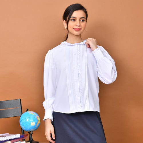 قميص مدرسي ابيض بتصميم بثنيات جانبية وكشكش ناعم