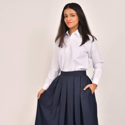 تنورة كحلية بكسرات وكلبس اغلاق جانبي مع سحاب