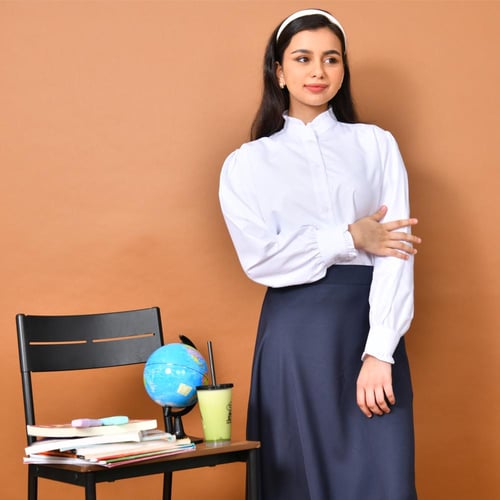 قميص مدرسي ابيض بتفاصيل ناعمة