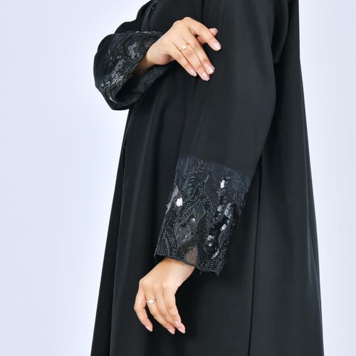 عباية سوداء مغلقة بطقطق مزينة بكم دانتيل زاهي