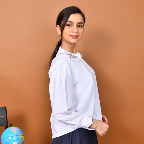 قميص مدرسي ابيض بتطريز جذاب على الياقة