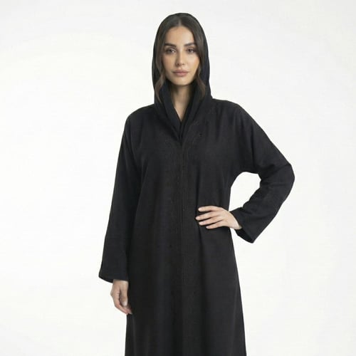 عباية سوداء مغقلة بطقطق مزينة بتطريز انيق