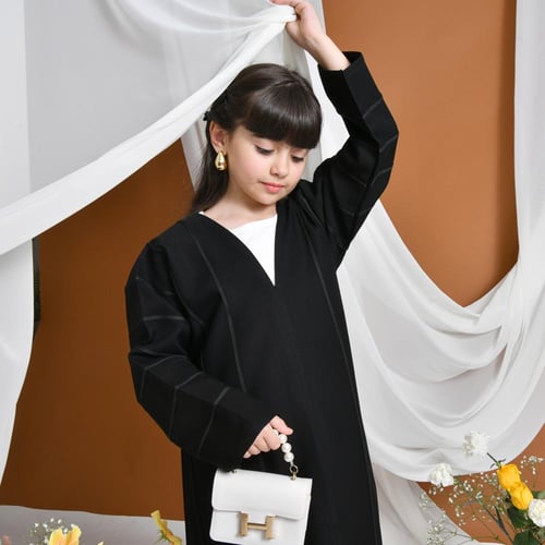 عباية سوداء يومية مغلقة بطقطق مزينة بقيطان اسود