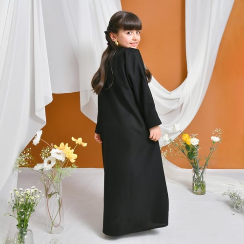 عباية سوداء عملية انيقة بزر اغلاق جانبي