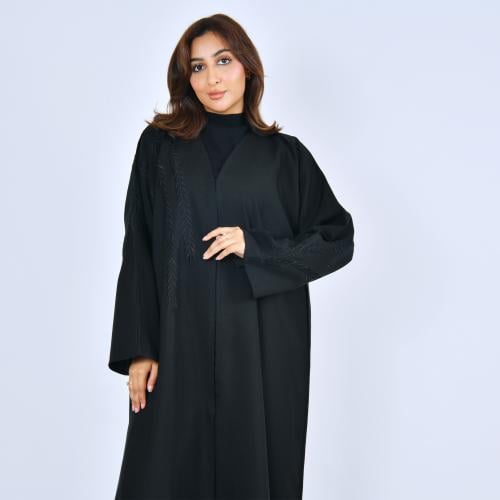عباية سوداء مغلقة بطقطق مزينة بتطريز على شكل سنابل