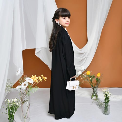 عباية سوداء عملية بياقة طولية مغلقة بطقطق واكمام د...