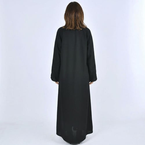 عباية سوداء انيقة مغلقة بطقطق مزينة بتطريز