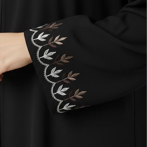 عباية سوداء مغلقة بطقطق مزينة بتطريز