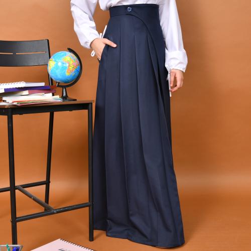 تنورة بتصميم مميز بكسرات عريضة وقصة جانبية مزينة ب...