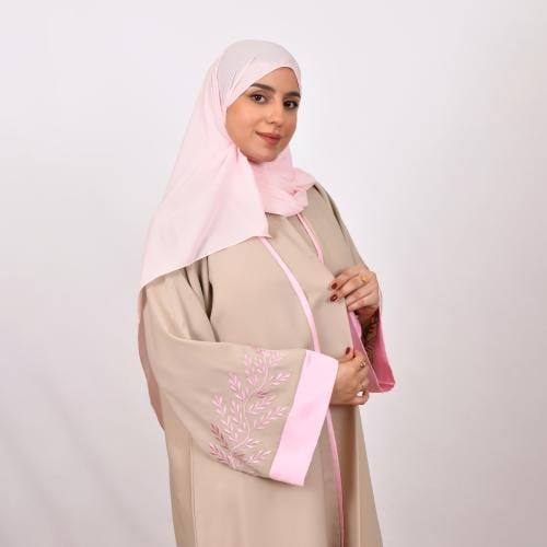 عباءة بيج أنيقة بأكمام مطرزة وتفاصيل ساتان وردية
