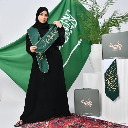 وشاح باللون الأخضر محدد بقيطان ذهبي