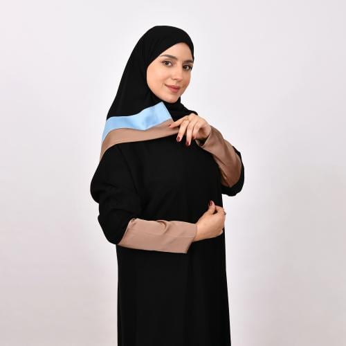 عباءة سوداء أنيقة بتصميم كولور بلوك (أزرق فاتح وبيج) - إطلالة عصرية فاخرة