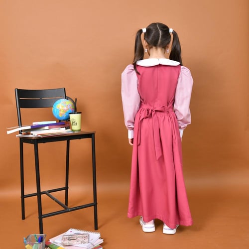 مريول توليا وردي: بياقة بيضاء واكمام كاروهات مع جي...