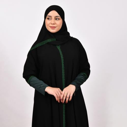 عباءة سوداء بتصميم كولور بلوك أخضر كحلي مع دانتيل مطرز - إطلالة أنيقة ومميزة