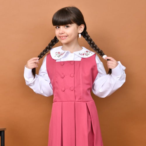 مريول لورين وردي: بأزرار امامية وكسرات ناعمة مع جي...