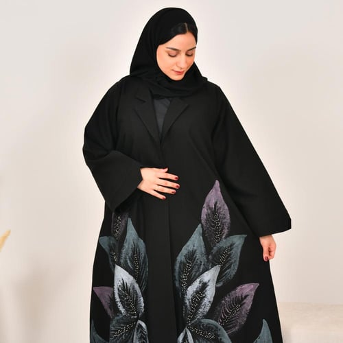 عباية لف سوداء كلوش بطبعات بارزة