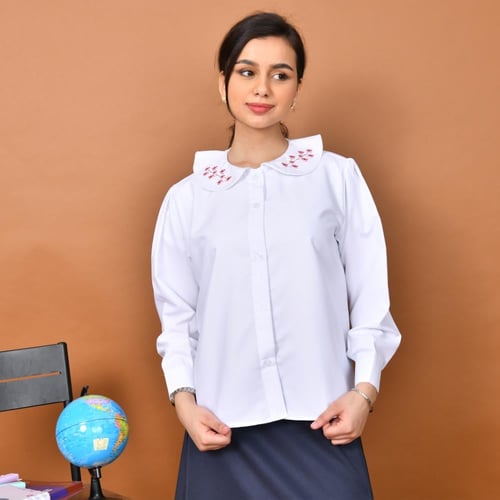 قميص مدرسي ابيض بتطريز ناعم على الياقة
