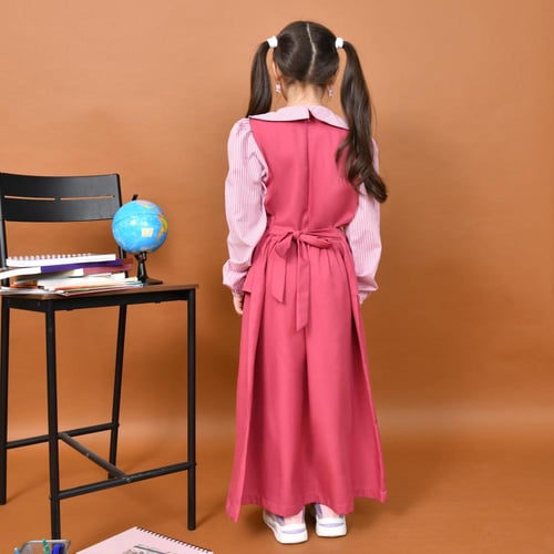 مريول حلا وردي: تصميم أنيق بسديري متصل مزين بربطة...