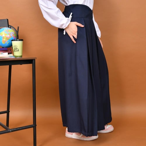 تنورة مدرسية بقصة خصر عالي مزين بأزرار وكسرات عريض...