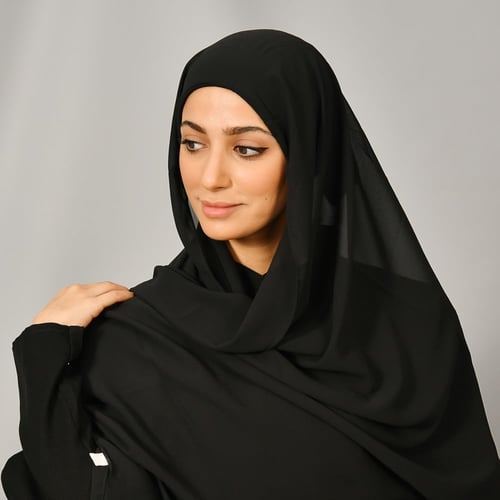 طرحه حرير سوداء برباط