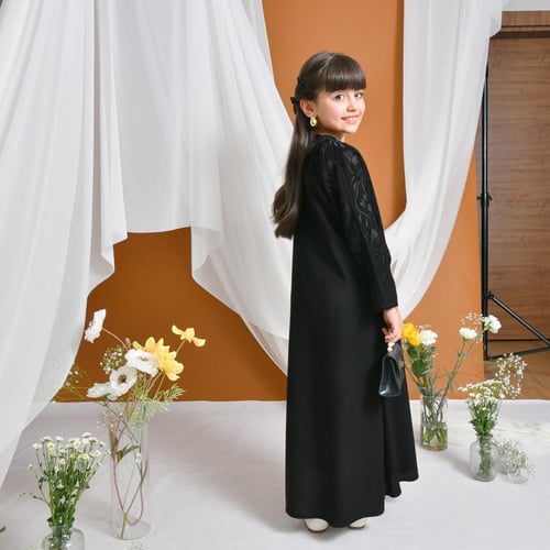 عباية سوداء مغلقة بطقطق مزينة بتطريز على الاكمام