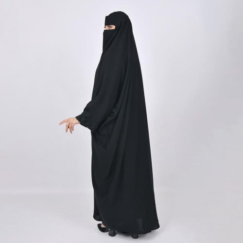 عباية رأس نسائية بتطريز على الأكمام