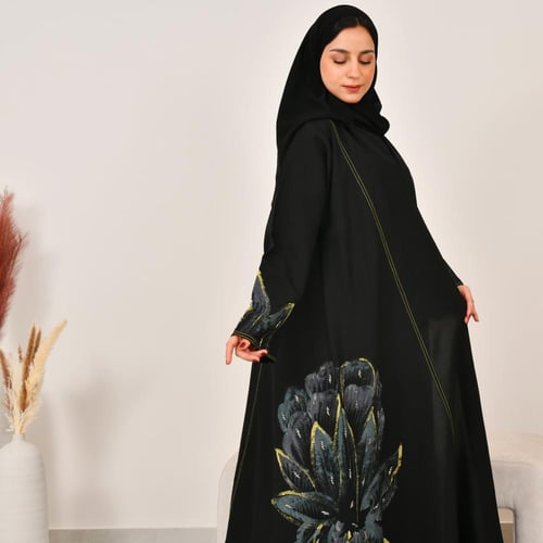 عباية سوداء كلوش بطباعة زهرية جانبي العباية والاكم...