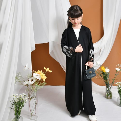 عباية سوداء ربع بشت بأكمام دانتيل راقية