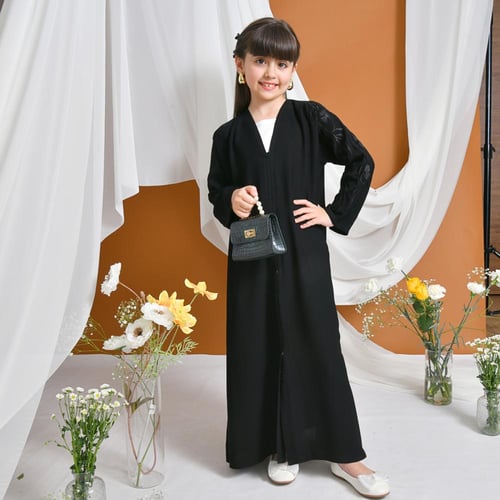 عباية سوداء مغلقة بطقطق مزينة بتطريز على الاكمام