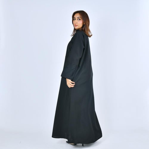 عباية سوداء عملية مغلقة بطقطق مزينة بتطريز انيق