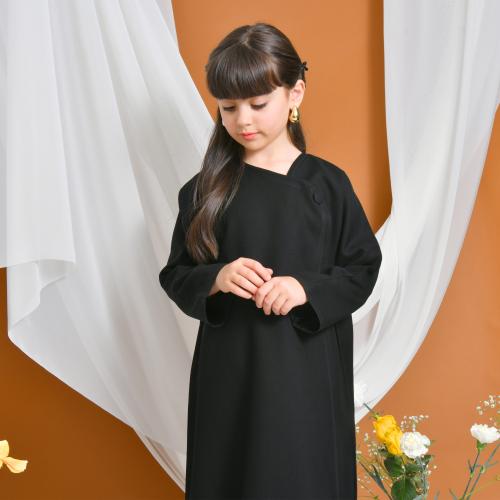 عباية سوداء عملية انيقة بزر اغلاق جانبي