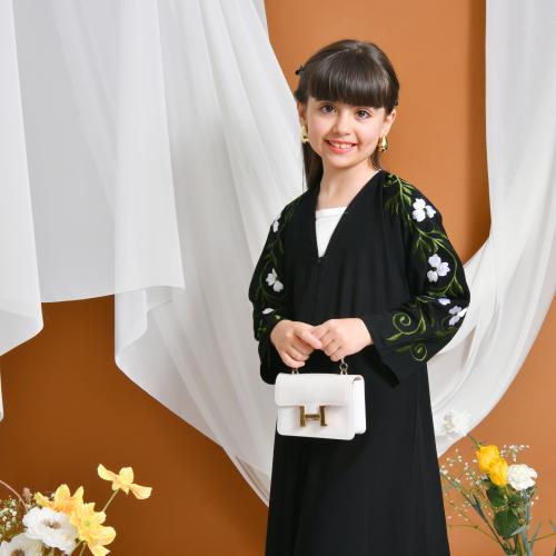 عباية سوداء مغلقة بطقطق مزينة بتطريز على الاكمام