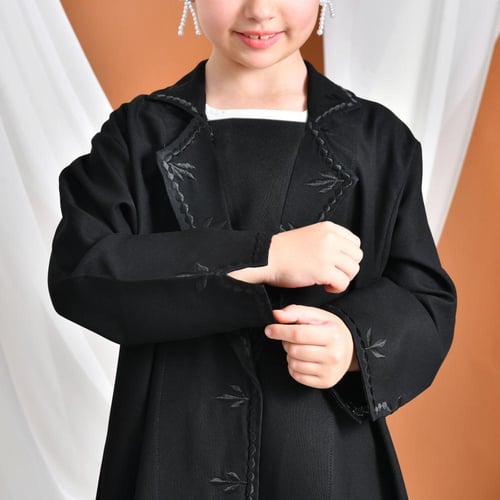 عباية سوداء رسمية مغلقة بطقطق مزينة بتطريز اسود را...