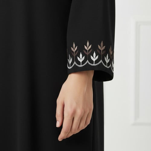 عباية سوداء مغلقة بطقطق مزينة بتطريز