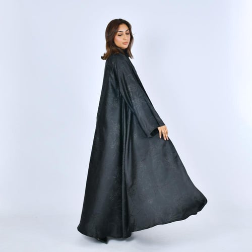 عباية سوداء بقماش حريري صيفي منقش