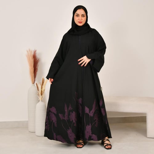 عباية سوداء كلوش بتطريز ارجواني بارز اسفل العباية