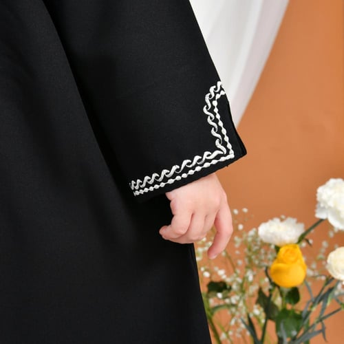 عباية سوداء رسمية مغلقة بطقطق بتطريز ابيض انيق