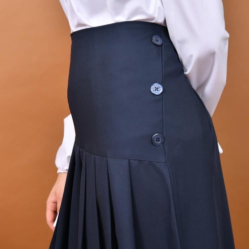 تنورة مدرسية تصميم عصري بكسرات وخط خصر مائل مزينة...