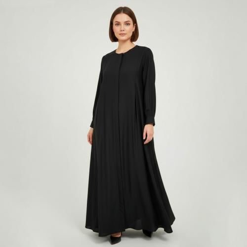 عباية سوداء بقصة كلوش راقية واكمام عملية