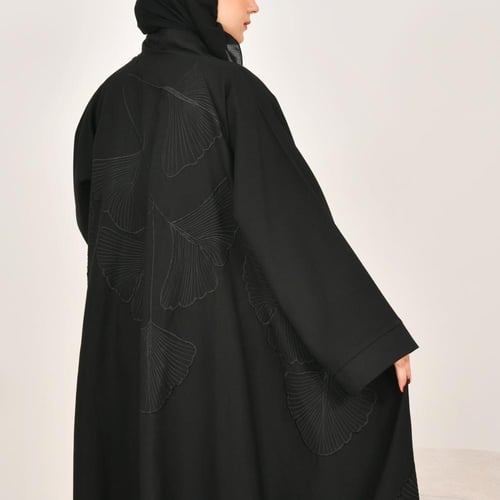 عباية لف سوداء دبل كلوش بتطريز اسود بارز على كامل...