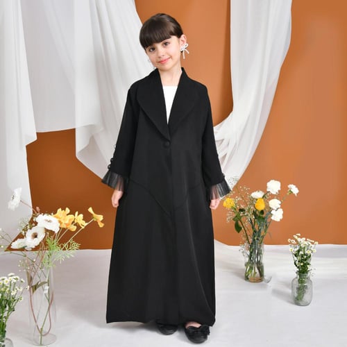 عباية سوداء تصميم أسود ناعم، بياقة كلاسيكية وأكمام...