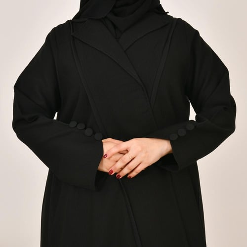 بليزر اسود ربع كلوش مزين بأزرار بتفاصيل انيقة