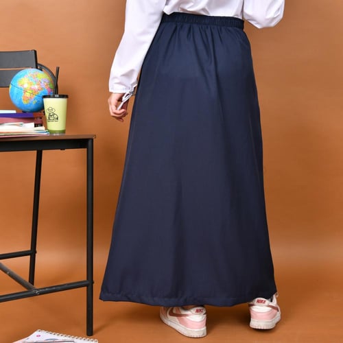 تنورة مدرسية بقصة خصر عالي مزين بأزرار وكسرات عريض...