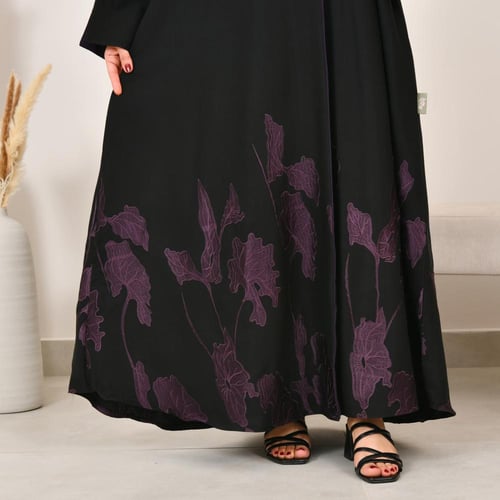 عباية سوداء كلوش بتطريز ارجواني بارز اسفل العباية