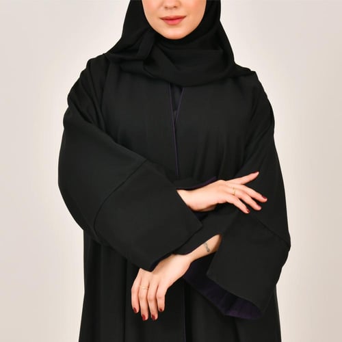 عباية سوداء كلوش بتطريز ارجواني بارز اسفل العباية