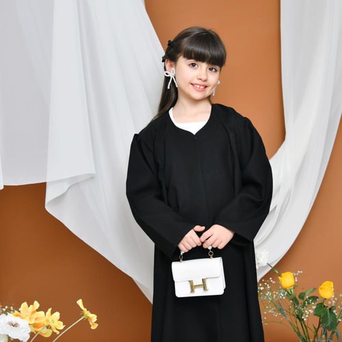 عباية سوداء انيقة بكسرات جانبية وبف بالاكمام مغلقة...