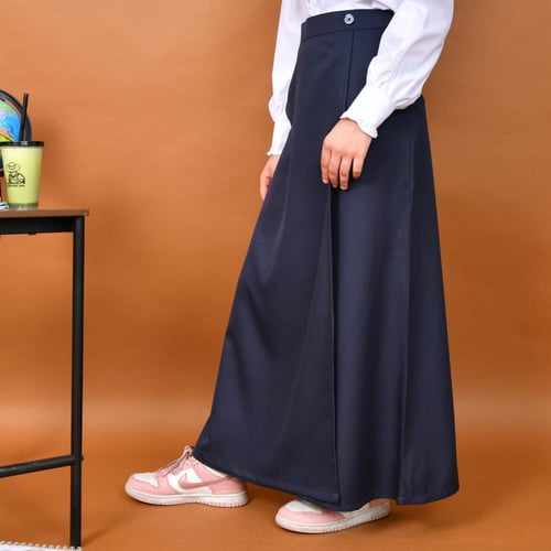 تنورة مدرسية أنيقة بتصميم مستقيم وخصر ثابت مزوّدة...