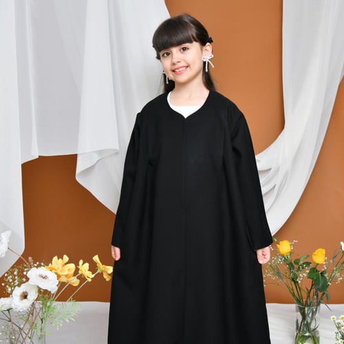 عباية سوداء انيقة بكسرات جانبية وبف بالاكمام مغلقة...