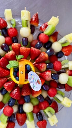 صحن فواكه قوس قزح حجم وسط