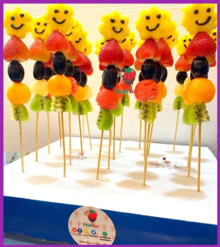 توزيعات فواكه مدرسية وجوه ضاحكة